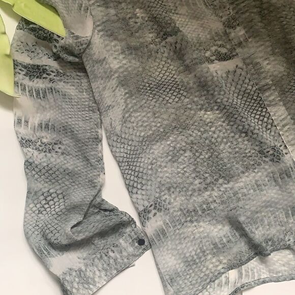 🌟JENNIFER Lopez Button Down Blouse⭐️ - Picture 5 of 13